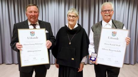 Georg Holzinger (links) ist jetzt Altbürgermeister von Haldenwang. Dem früheren Zweiten Bürgermeister Rudi Wolf verlieh Bürgermeisterin Doris Egger
im Namen der Gemeinde die Silberne Bürgermedaille.