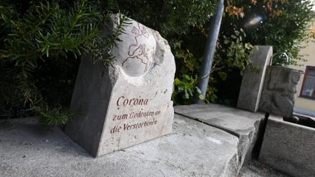 Vor dem Rathaus Heretsried steht ein Gedenkstein für die an Corona Verstorbenen.