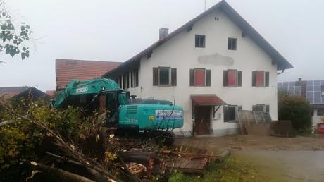 Die Abbrucharbeiten am ehemaligen Fuchs und Has in Dettenhofen haben begonnen.