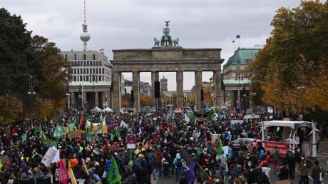 Demonstranten versammeln sich bei Protestaktionen der Klimaschutzinitiative «Fridays for Future» vor dem Brandenburger Tor.