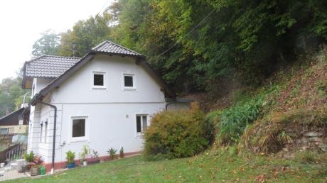 In Rehling an der Alten Bergstraße steht ein Wohnhaus direkt an der Hangkante. Der Hausbesitzer fordert von der Gemeinde eine Hangsicherung. Kostenpunkt: rund 250.000 Euro.