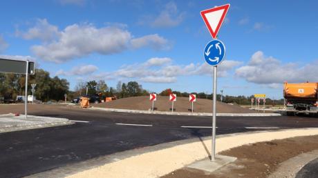 Der neue Kreisverkehr bei Nattenhausen ist fast fertig. In wenigen Tagen wird er für den Verkehr freigegeben.