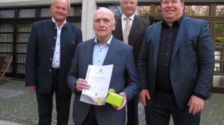 Als ältester Teilnehmer beim BFV-Ehrenamtstag in Augsburg wurde der 90-jährige Peter Reißer (vorne links) vom SV Schwabegg ausgezeichnet. Zu den Gratulanten zählten der stellvertretende Bezirksvorsitzende Alfons Weber, Bezirksehrenamtsreferent Günther Brenner (hinten von links) sowie der Kreis-Ehrenamtsbeauftragte Till Hofmann (vorne rechts).