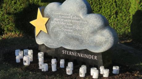 Mit diesem Stein auf dem Nersinger Friedhof sollen  Angehörige einen Ort für ihre Trauer haben. Steinmetzin Sylke Lambert erstellte das Kunstwerk in Form einer Wolke mit einem Stern. 