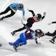Beim Weltcup im Eisschnelllauf über 2000 Meter in Peking geht es zur Sache. Auch bei den Olympischen Winterspielen in Peking 2022 liefern sich internationale Eisschnellläufer ein Rennen. Nach welchem Zeitplan werden die verschiedenen Sportarten ausgetragen? Wann ist die Eröffnungsfeier? Das klären wir in diesem Artikel.