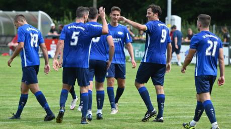 Freude über einen weiteren Sieg in dieser Spielzeit 2021/22 der Fußball-Landesliga Südwest: Die Spieler des SC Ichenhausen