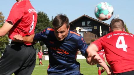 Mit drei Treffern und zwei Assists führte Christoph Werner (Mitte) den FC Langweid zum 7:0 gegen den TSV Herbertshofen. 	