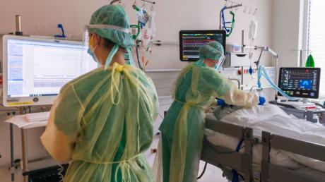 Das Uniklinikum Augsburg betreut Corona-Patienten unter anderem auf der Intensivstation. Im gesamten Großraum Augsburg spitzt sich die Lage in den Kliniken zu.