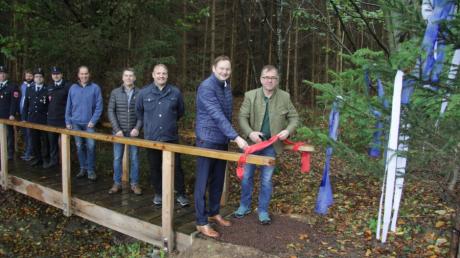 Mitten im Forst nahe der Waldheimer Friedenskapelle wurde eine Holzbrücke am Carsten-Wanderweg durch Initiative von Jägern erneuert, die jetzt von Uwe Kleinert zusammen mit Landrat Hans Reichhart und Bürgermeister Thorsten Wick eröffnet wurde. 