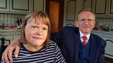Susanne Frey mit ihrem Vater Alfons Frey, der am Sonntag in Leitershofen seinen 80. Geburtstag feiert.