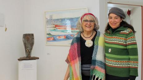 Ute Rossow (links) und Stamatina Medrisch – seitenverkehrt zu ihren bei den Ateliertagen präsentierten Kunstwerken.