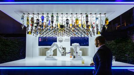 Kuka-Roboter Toni schenkt in Mailand Drinks aus. Der Augsburger Roboter- und Anlagenbauer Kuka wurde vom chinesischen Haushaltsgerätekonzern Midea übernommen.