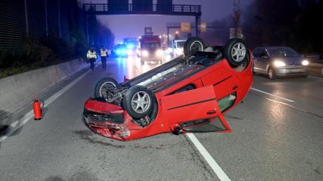 Glück im Unglück: Nur leicht verletzt wurde der Fahrer dieses Autos, das sich auf der Europastraße überschlug. 