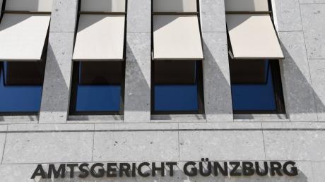 Das Firmenauto eines Zeitungszustellers rollt in eine Hecke, ein 32-Jähriger wird wegen Unfallflucht angeklagt. Wie die Verhandlung in Günzburg für ihn ausgeht.