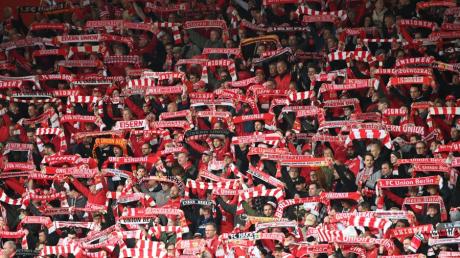 Kaum ein anderer Verein, der so intensiv auf die Befindlichkeiten seiner Fans eingeht. Die Anhängerinnen und Anhänger von Union Berlin danken es dem Klub mit Treue. 