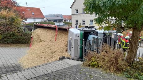 Ein mit gehäckseltem Silomais  beladener Sattelzug ist in der Von-Katzbeck-Straße in Oberhausen umgekippt.