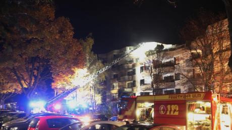 Bei einem Brand in der Ulmer Oststadt wurden zwei Menschen verletzt, mehrere Bewohner waren eingeschlossen.