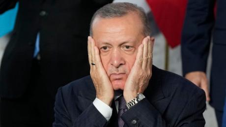 30.10.2021, Italien, Rom: Recep Tayyip Erdogan, Staatspräsident der Türkei, nimmt sein Gesicht in die Hände, während sich die Staats- und Regierungschefs für ein Gruppenfoto anlässlich des G20-Gipfels aufstellen. Der zweitägige G20-Gipfel ist das erste persönliche Treffen der Staats- und Regierungschefs der größten Volkswirtschaften der Welt seit Beginn der Corona-Pandemie. Foto: Gregorio Borgia/AP/dpa +++ dpa-Bildfunk +++