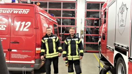 Die Kommandanten Bernhard Krischke rechts und Michael Engler in der Fahrzeughalle der Feuerwehr Schmiechen.