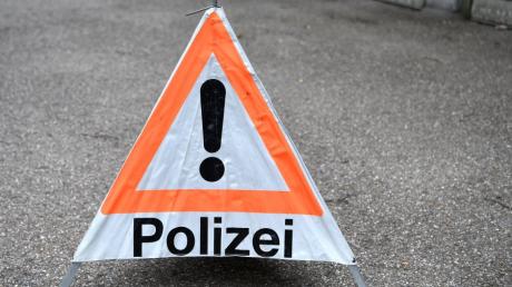 Ein 22-jähriger Mann überholt in Günzburg, dann kracht er gegen ein abbiegendes Auto. Zwei Fahrzeuge müssen abgeschleppt werden.