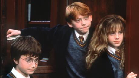 Vor 20 Jahren zogen Harry Potter (Daniel Radcliffe), Ron Weasly (Rupert Grint) und Hermine Granger (Emma Watson) in "Harry Potter und der Stein der Weisen" in Hogwarts - die Schule für Hexerei und Zauberei - ein. 