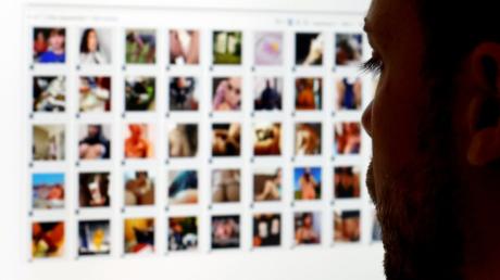 Ein 25-jähriger Mann aus dem Landkreis Günzburg steht wegen sexuellen Missbrauchs vor Gericht. Er soll Sexfotos seiner Halbschwester gegen Geld im Internet angeboten haben.