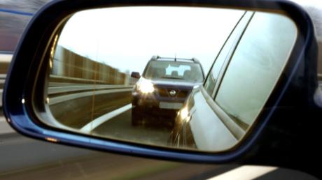 Ein Autofahrer wollte bei Gundremmingen ein vor ihm fahrendes Auto überholen und krachte dabei in den Gegenverkehr.