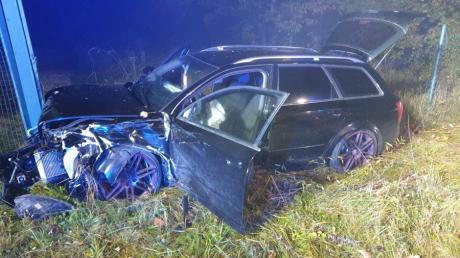 Bei einem Unfall zwischen Frechholzhausen und Affing wurde am Freitagabend der Fahrer dieses Autos leicht verletzt, ebenso seine Beifahrerin.