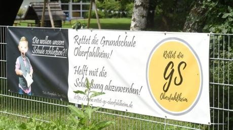 Bürgerinnen und Bürger protestieren gegen die Schließung der Grundschule Oberfahlheim. Eine erneute Entscheidung im Gemeinderat über das Thema wurde vertagt. 