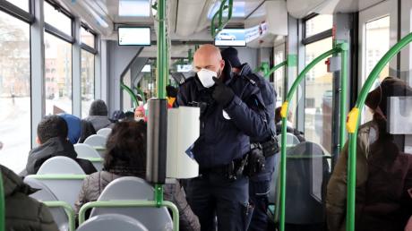In Straßenbahnen und Bussen in Augsburg müssen Fahrgäste wie Kontrolleure wieder FFP2-Masken tragen.