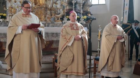 Bischof Bertram (MItte) feierte mit Dekan Stefan Gast (links) und Pater Alois Mäntele (rechts) das Pontifikalamt in Inchenhofen.