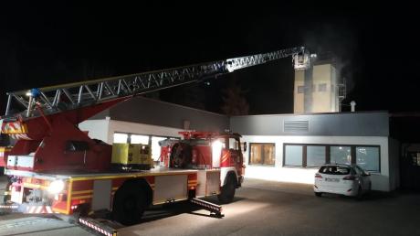 In einer Firma in Lauingen ist ein Feuer ausgebrochen. Anwohner und Anwohnerinnen werden gebeten, die Fenster geschlossen zu halten. 
