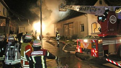 In Wain (Landkreis Biberach) ist am Montagabend ein Einfamilienhaus von einem Feuer zerstört worden.