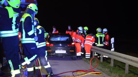 Am Dienstagabend ist auf der A8 kurz vor der Anschlussstelle Burgau ein Unfall zwischen einem Kleinlaster und einem BMW passiert.