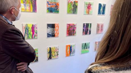 13 Künstlerinnen und Künstler, die in Stadtbergen leben, haben sich mit dem Thema der Ausstellung auseinandergesetzt. Zu sehen sind die Werke ab dem 12. November im Kunstraum am Pfarrhof Leitershofen.