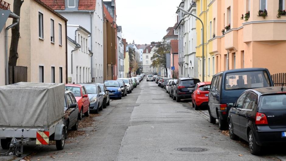 Der Beschuldigte soll in einem Mehrparteienhaus in der Lindenstraße in Augsburg-Oberhausen eine Frau mit einem Messer attackiert haben.