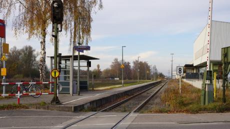 Wenn es nach dem Gemeinderat Kötz geht, soll das Gleis der Mittelschwabenbahn das einzige auf dem Gemeindegebiet bleiben. Kötz spricht sich für eine autobahnbegleitende Trasse des Bahnprojekts Ulm-Augsburg aus. 