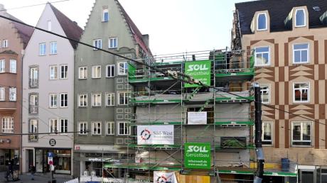 Beim Großbrand in der Karolinenstraße 15 (Bildmitte) in Augsburg hat auch das Nachbarhaus mit der grünen Fassade (links) arg gelitten.