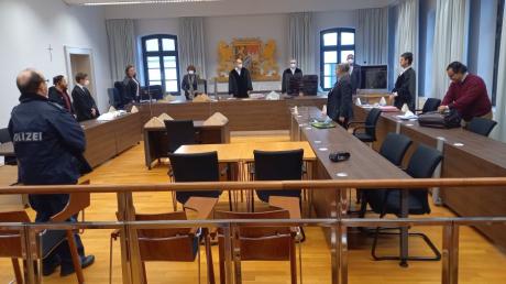 Im auf vier Tage angesetzten Prozess vor dem Landgericht Memmingen wird dem Angeklagten (linke Bank, verpixelt) Vergewaltigung und Misshandlung seiner Ehefrau in Günzburg vorgeworfen. Er wurde aus der Untersuchungshaft vorgeführt.