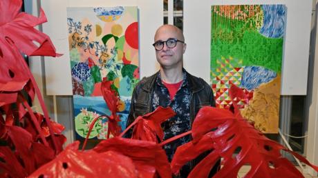 In der Stadtberger Ausstellung "Trópico Vermelho" von Vladimir Oliveira dominieren üppiges Rot, leuchtende Farben und Motivmuster.