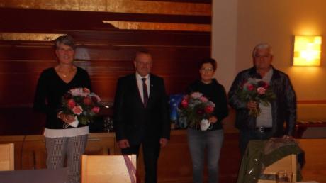 Bei Petra Wackerl von links, Monika Haas und Gabriele Haberl, die von ihrem Gatten Hans vertreten wurde, bedankte sich der Todtenweiser Bürgermeister Konrad Carl Zweiter von links für ihr Engagement um den Fahrdienst.
