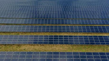 Im Illertisser Stadtteil Tiefenbach entsteht eine Freiflächen-Photovoltaikanlage. Im April 2022 soll sie in Betrieb gehen.