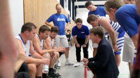 Trainer Markus Mosig (in Schwarz) schwört seine Mannschaft ein. Die Basketballer des TV Augsburg setzen auf 2Gplus.