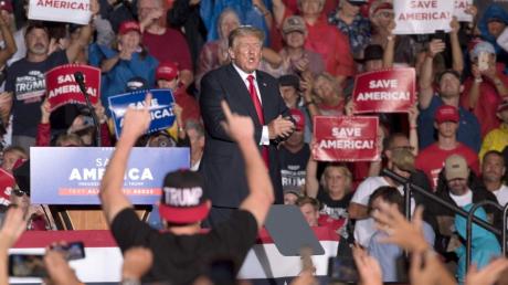 Seine Anhänger feiern ihn wie eh und je: Ex-US-Präsident Donald Trump sprach diese Woche bei einer Republikaner-Veranstaltung in Alabama. 	