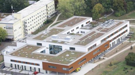 Die Psychiatrische Tagesklinik könnte auch im alten Krankenhaus (hinten links) unterkommen anstelle in einer weiteren Etage des neuen Krankenhauses (vorn). Das bietet Landrats Klaus Metzger den Bezirkskliniken an.
