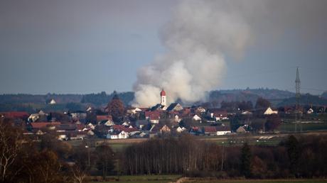 Ein Brand ist am Donnerstag auf einem Bauernhof mit Biogasanlage in Winterrieden im Unterallgäu ausgebrochen. Die Feuerwehr ist ausgerückt. Der Rauch war weithin zu sehen.