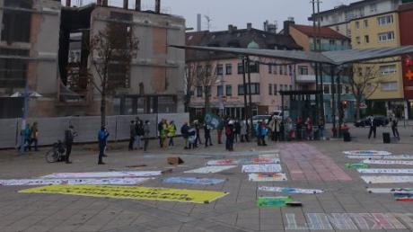 Klimaaktivistinnen und Aktivisten von Fridays for Future demonstrierten auf dem Petrusplatz in Neu-Ulm. Die Klimapläne der Ampelparteien reichen ihnen nicht aus.