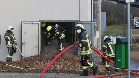 Der Brand der Hackschnitzelheizung an der Sporthalle in Stadtbergen war erst Samstagfrüh gelöscht.