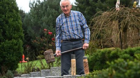Seinen sechseinhalb Kilo schweren Hammer gibt der 84-jährige Alfred Wiedemann aus Welden nicht mehr aus der Hand. 