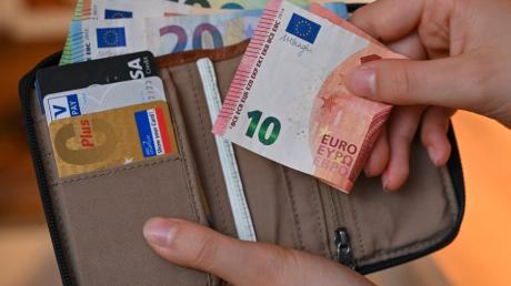 400 Euro Bargeld und persönliche Dokumente sind einem Arbeiter in einer Gemeinschaftsküche gestohlen worden.
